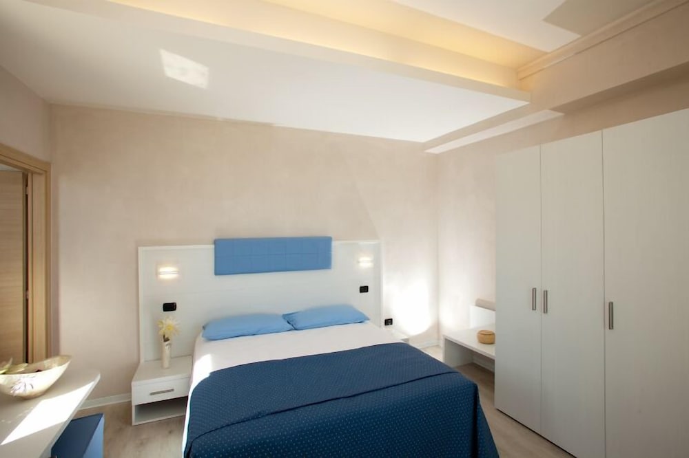 Double or Twin Room, Partial Sea View photo 1
