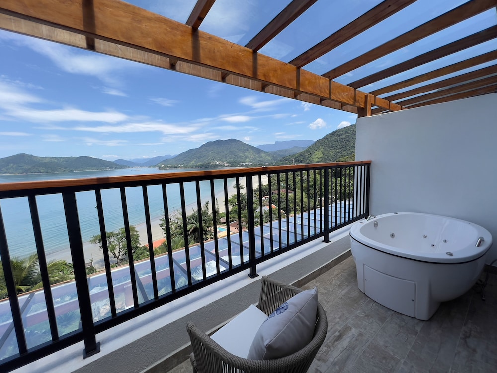 Deluxe Suite, 1 King Bed, Sea Facing