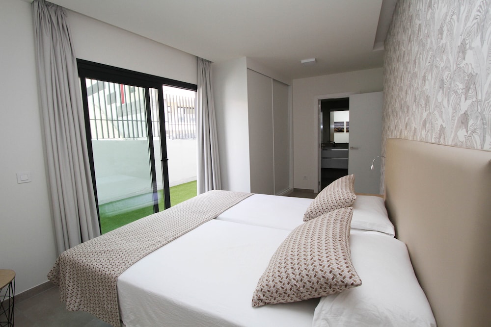 Apartamento Familiar, 3 Habitaciones, Vista a la Piscina