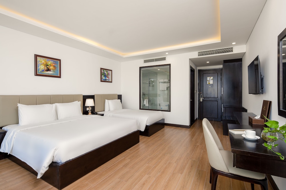 Deluxe Triple Room, City View - Photo 1