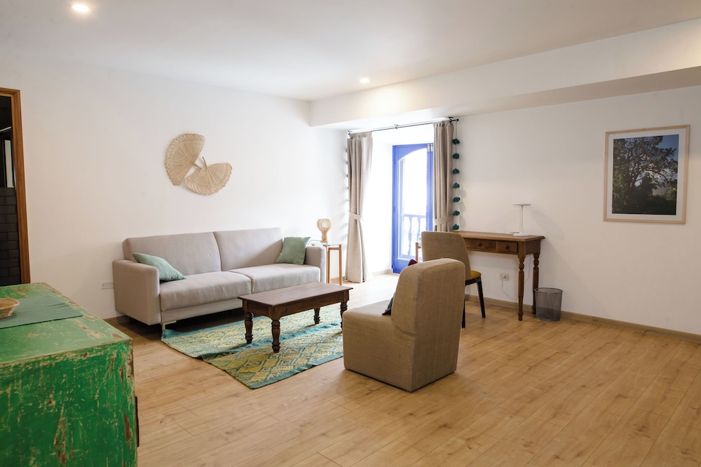 Apartment (302)