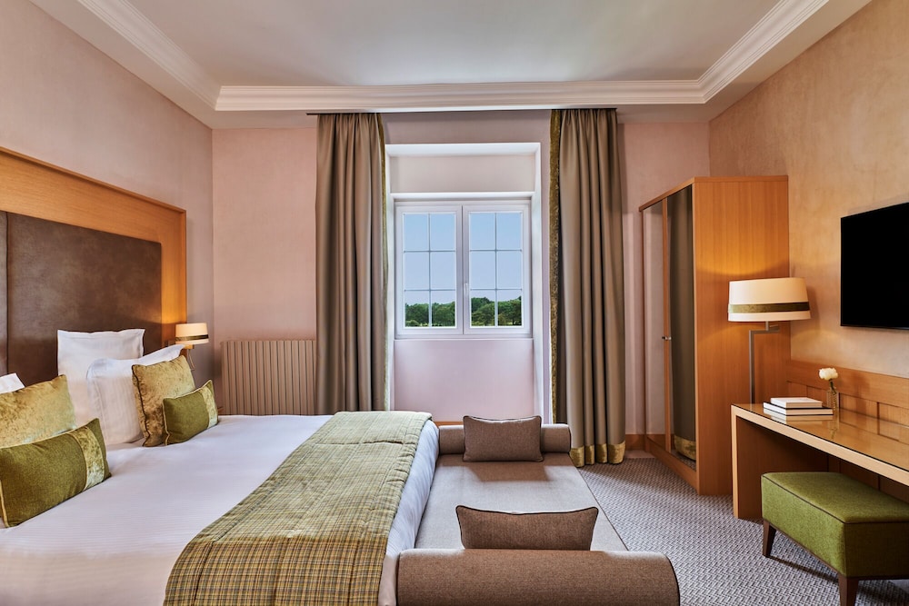 Deluxe Room, 1 King Bed, Pool View