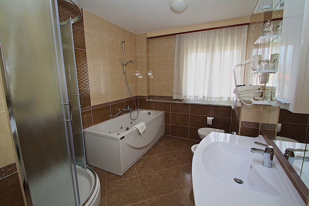 Deluxe Apartment, 2 Bedrooms, Terrace - Photo 3