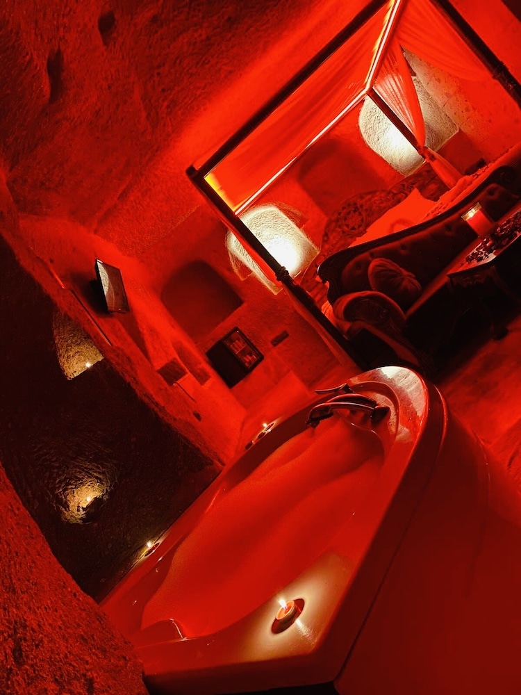 Grand Studio Suite, 1 King Bed, Jetted Tub photo 1