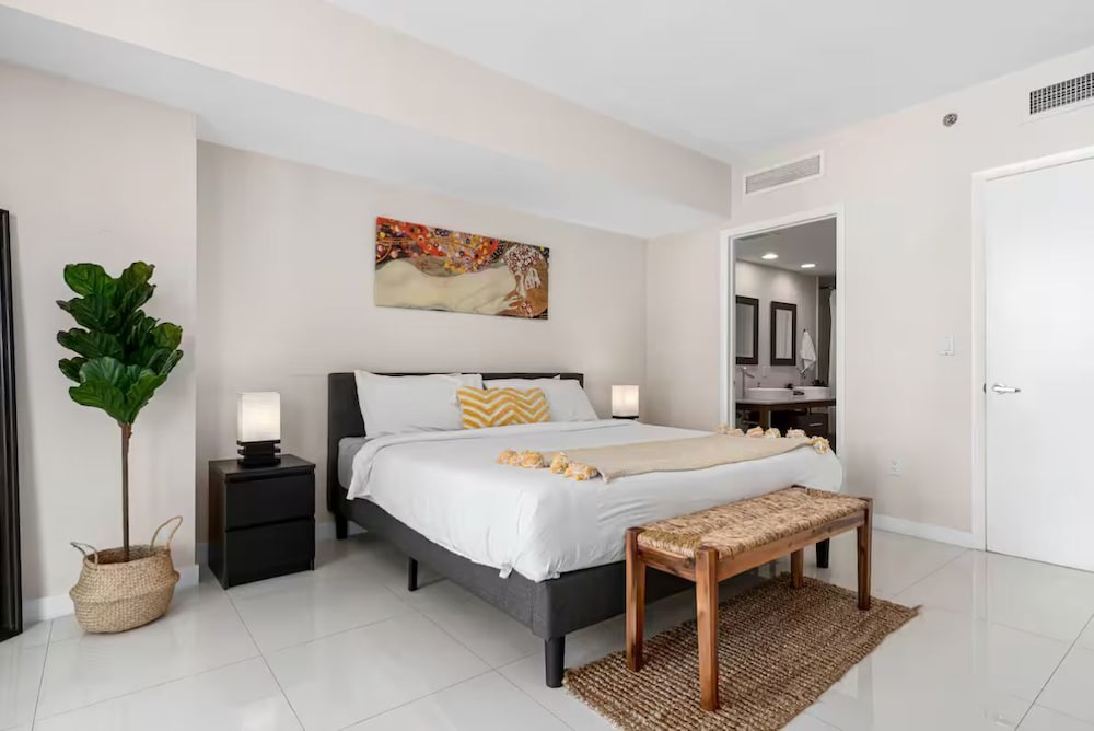 Exclusive Condo, 1 King Bed with Sofa bed, Kitchen, City View photo 2