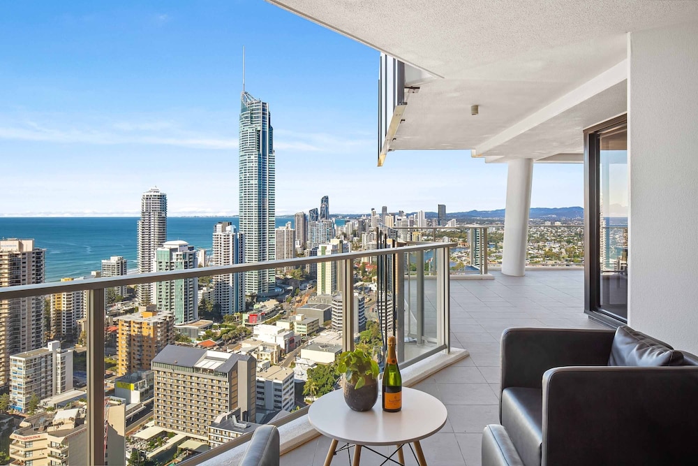 Sub Penthouse, 3 Bedrooms, 2 Bathrooms, Ocean View (Level 35) photo 2
