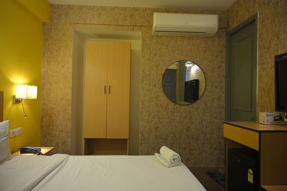 Deluxe Room, 1 Queen Bed photo 2