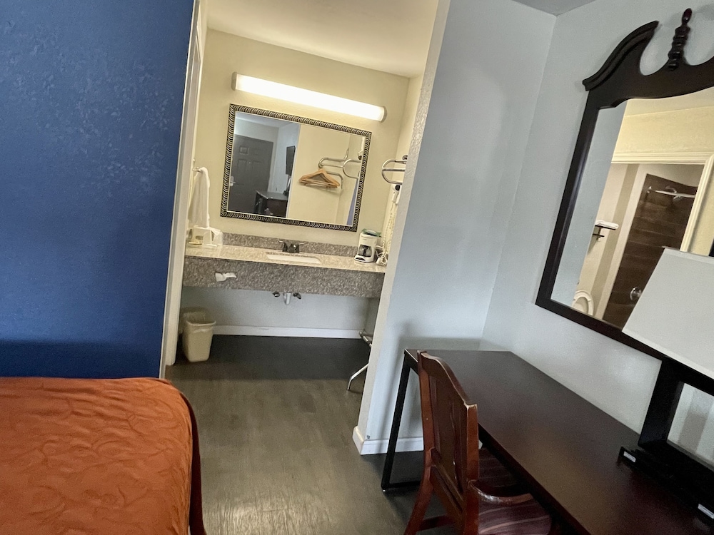 Room, 2 Queen Beds, Smoking photo 3