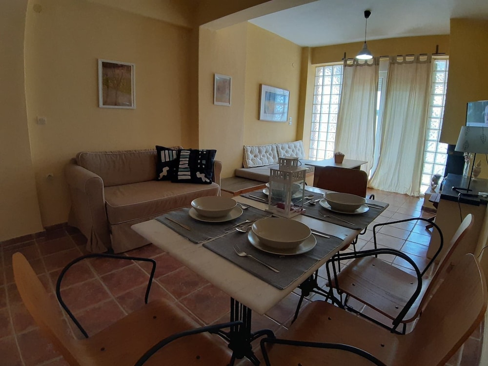 Duplex, 3 Bedrooms, 2 Bathrooms photo 2