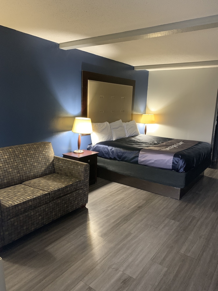 Classic Room, 1 King Bed, Smoking photo 1