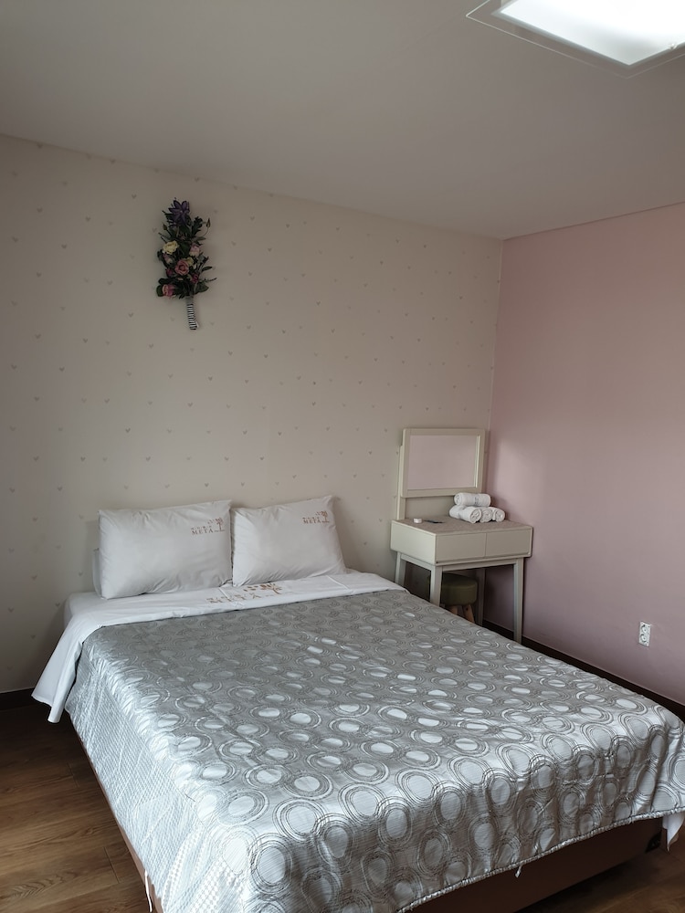 Deluxe Room (KRW10,000 surcharge for extra bedding) photo 1