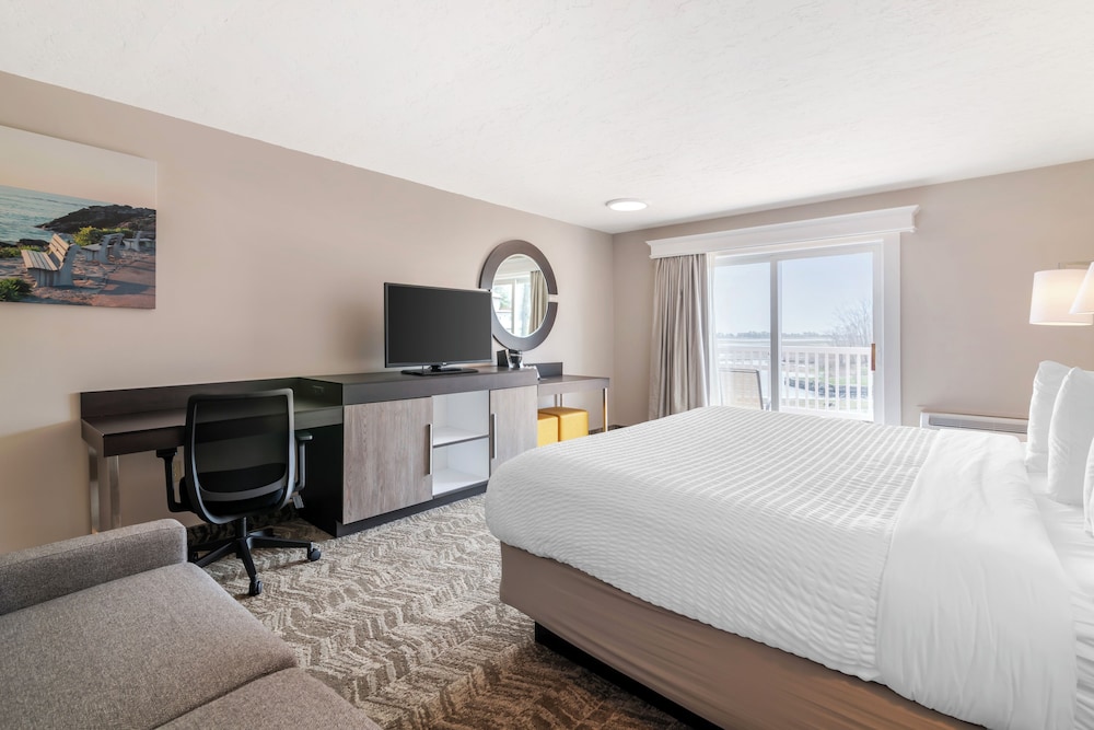Deluxe Room, 1 King Bed, Balcony, River View photo 1