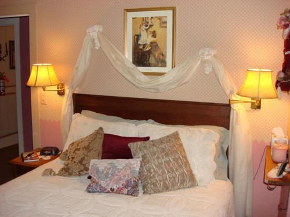 Deluxe Room, 1 Queen Bed photo 1
