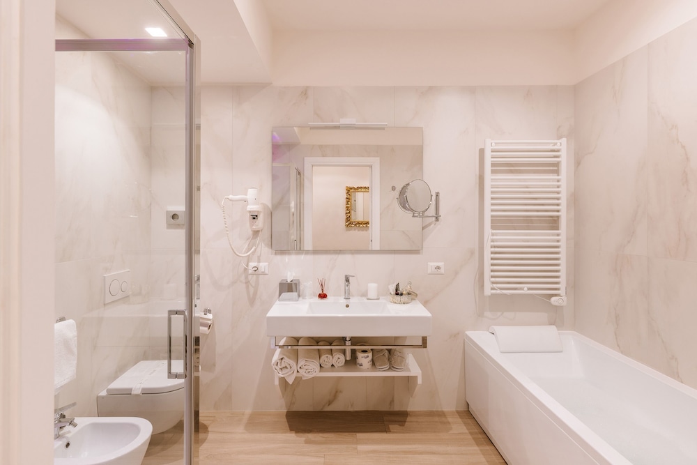 King Suite with Jacuzzi and Shower photo 2