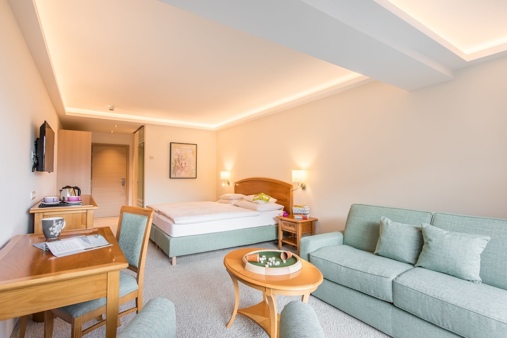Deluxe Room, 1 King Bed, Partial Lake View photo 3