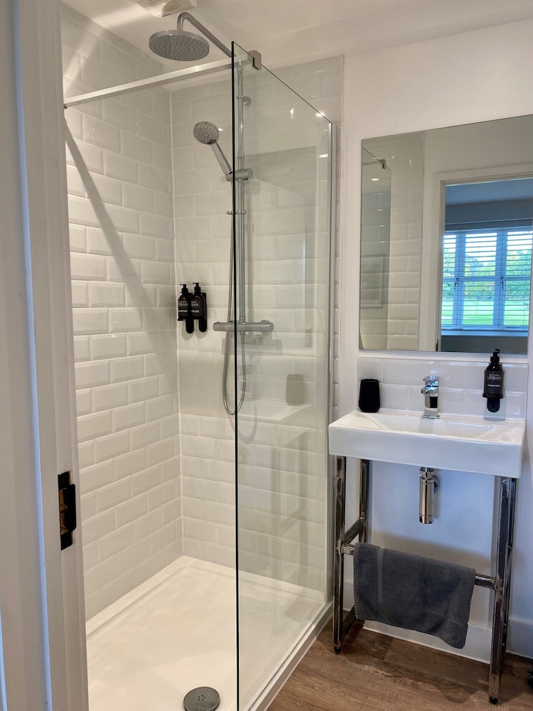 Apartment, Private Bathroom - Photo 4