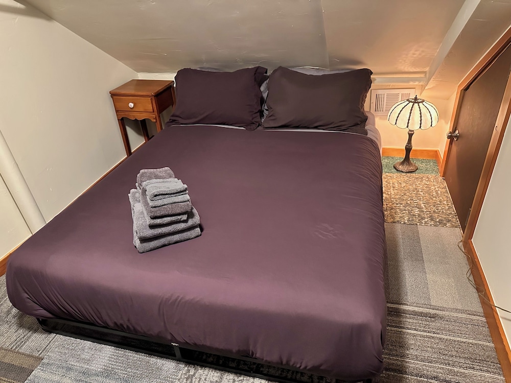 Basic Room, 1 Queen Bed, Shared Bathroom Upstairs photo 2