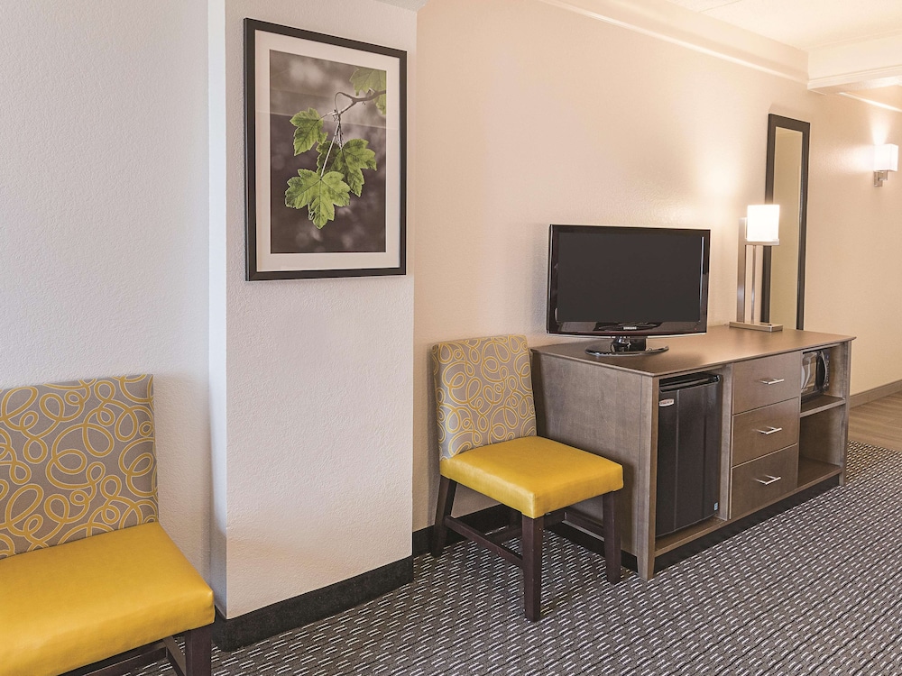 Deluxe Room, Multiple Beds, Non Smoking (1 King Bed and 1 Full Bed) - Photo 8