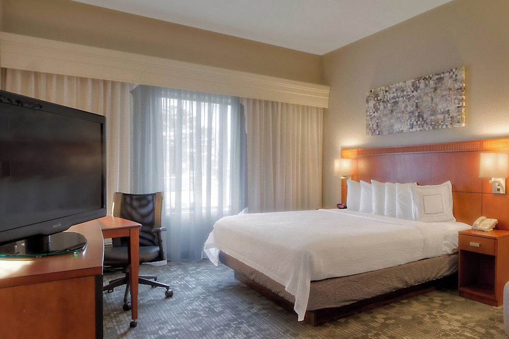 Suite, 1 Bedroom - Photo 1