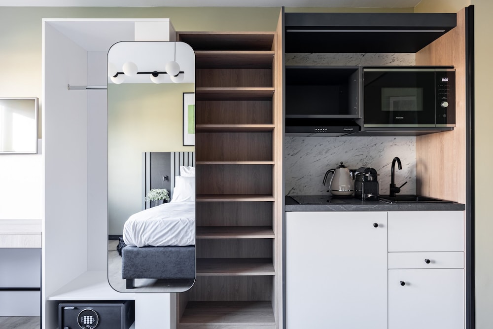 Large Studio with Kitchenette - Twin Bed - Photo 6