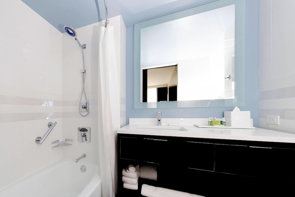 Studio, 2 Double Beds, Park View (Mobility Accessible, Tub) thumbnail 5