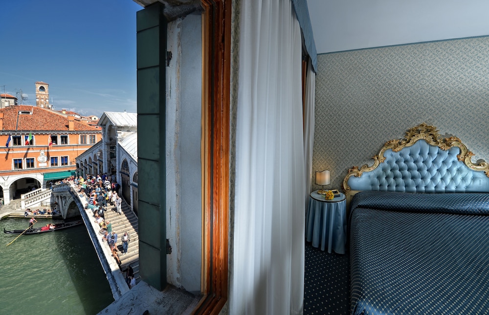 Double or Twin Room, Canal View thumbnail 6