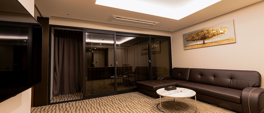 Suite, 1 Double Bed, Non Smoking - Photo 7