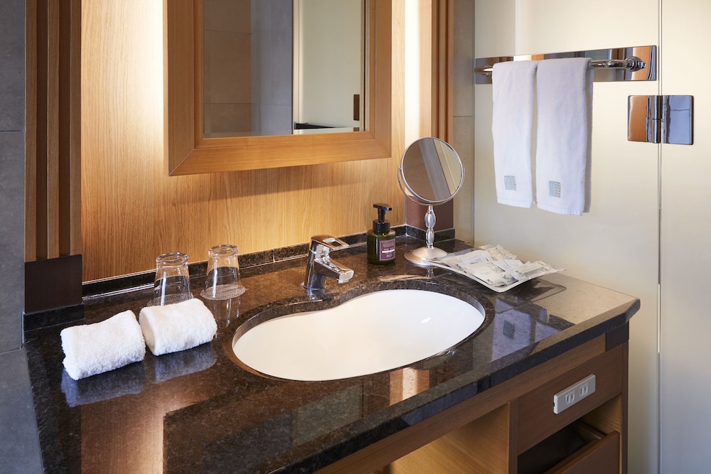 Premium Triple Room, Non Smoking, Jetted Tub (High Floor) thumbnail 6