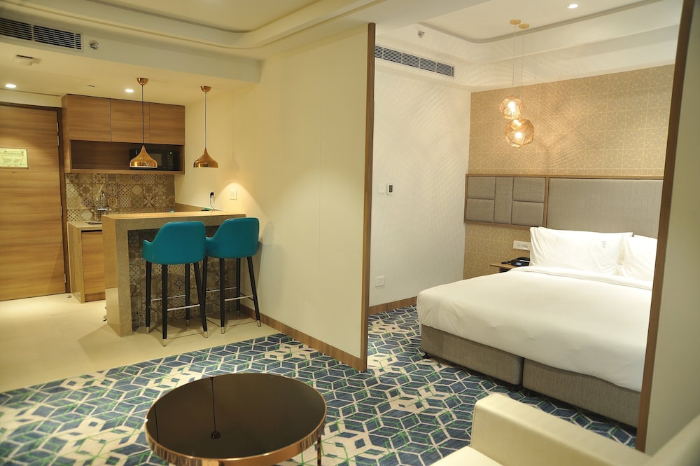 Suite, 1 Bedroom, Balcony (Balcony) - Photo 6