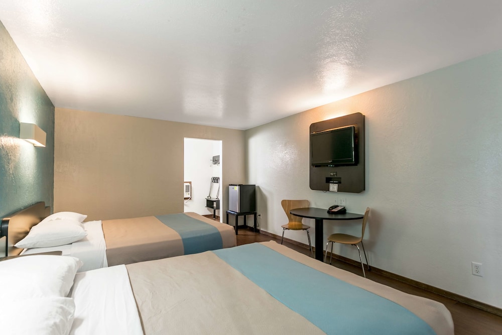 Standard Room, Multiple Beds, Non Smoking, Refrigerator & Microwave photo 3