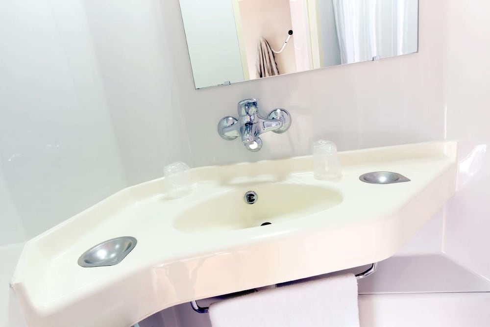 Standard Room, Multiple Beds (1 Double and 1 Single bed) photo 2
