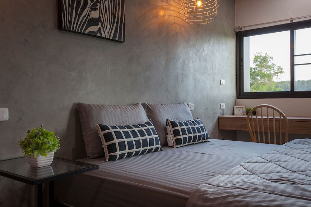 Suite - Photo 1