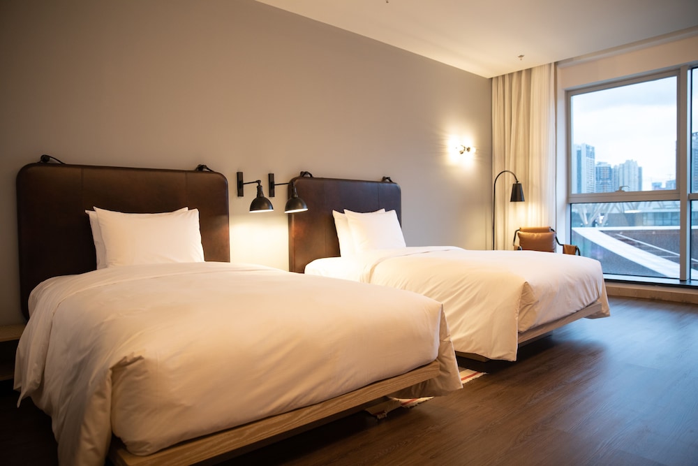 Room, 2 Twin Beds, City View - Photo 5