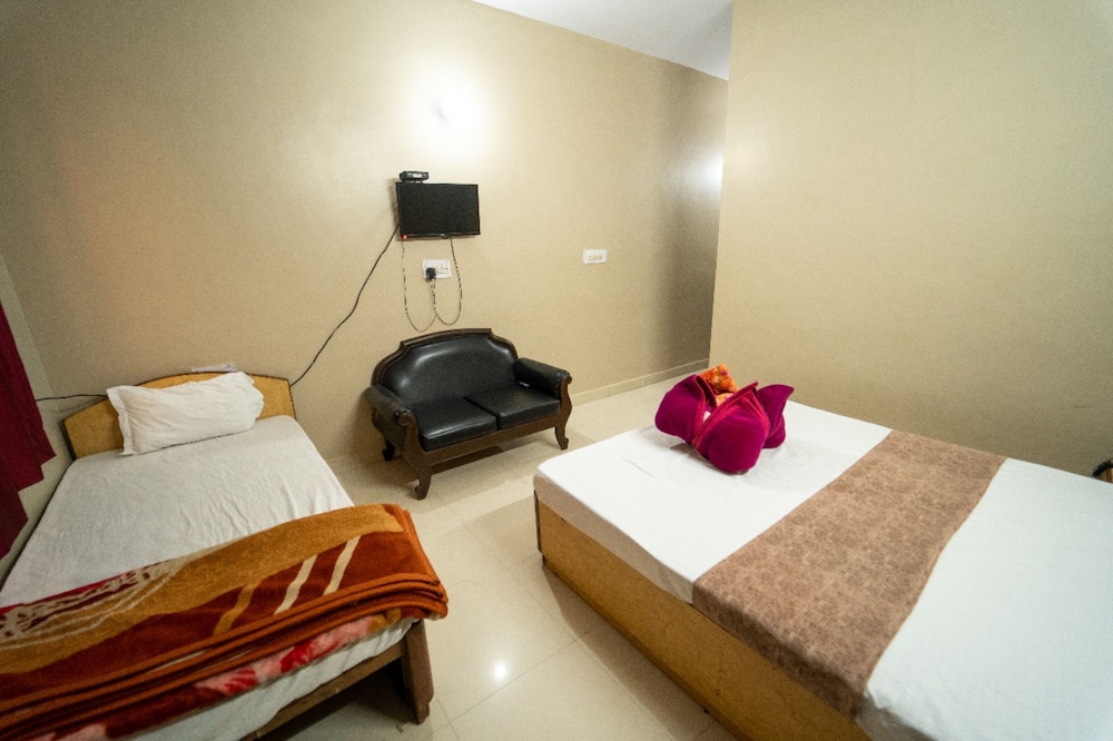 Deluxe Triple Room, City View photo 2