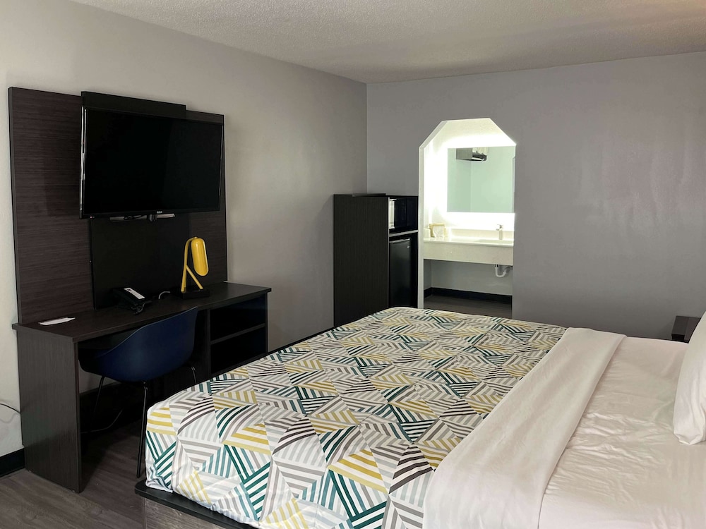 Deluxe Room, 1 King Bed, Accessible, Non Smoking photo 1
