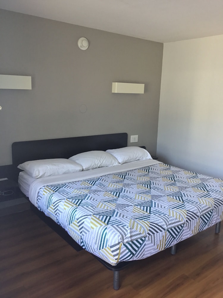 Deluxe Room, 1 King Bed, Smoking, Refrigerator & Microwave - Photo 4