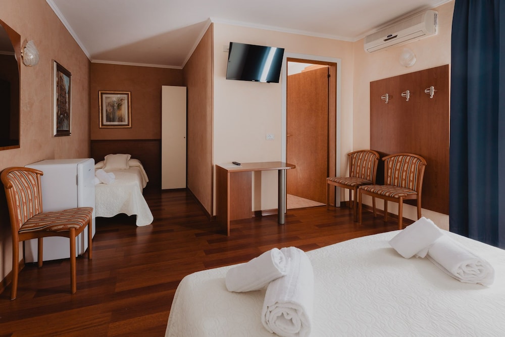 Triple Room - Photo 2