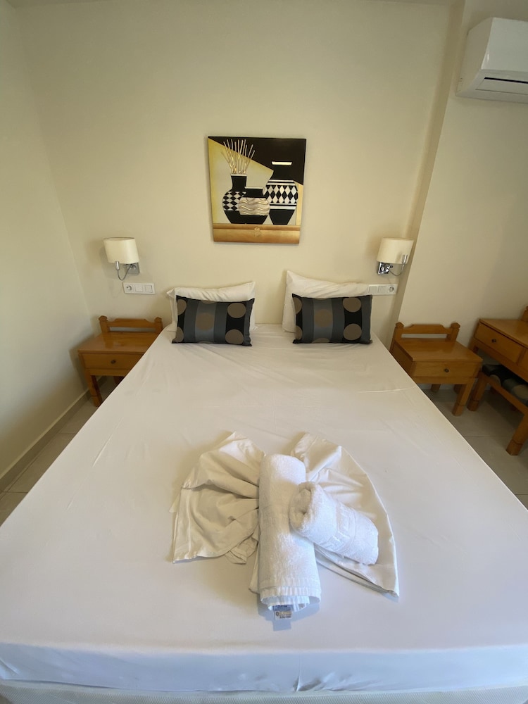 Deluxe Double Room, 1 Queen Bed, Balcony photo 2