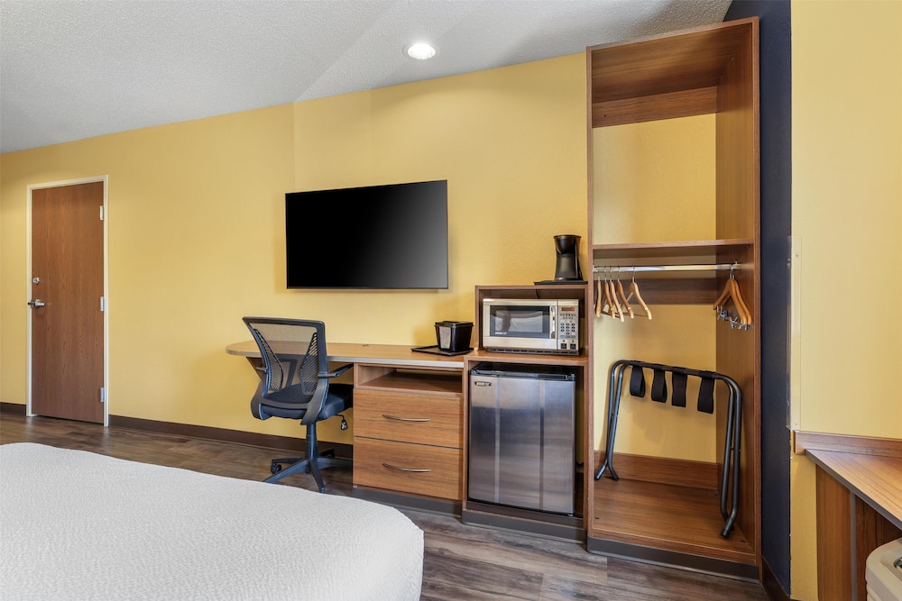 Standard Room, 1 King Bed, Accessible, Refrigerator & Microwave photo 3