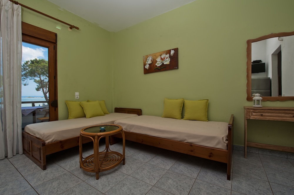 Family Apartment, 1 Bedroom, Sea View, Beachfront photo 3
