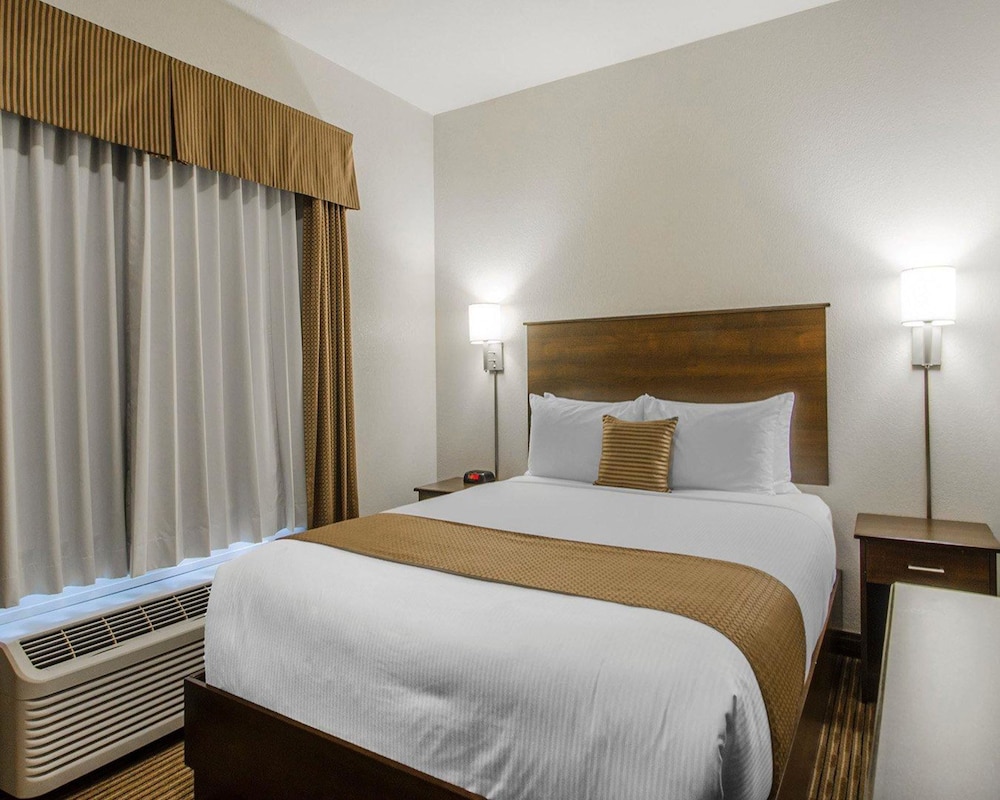 Suite, 1 Queen Bed With Sofa Bed, Non Smoking - Photo 3