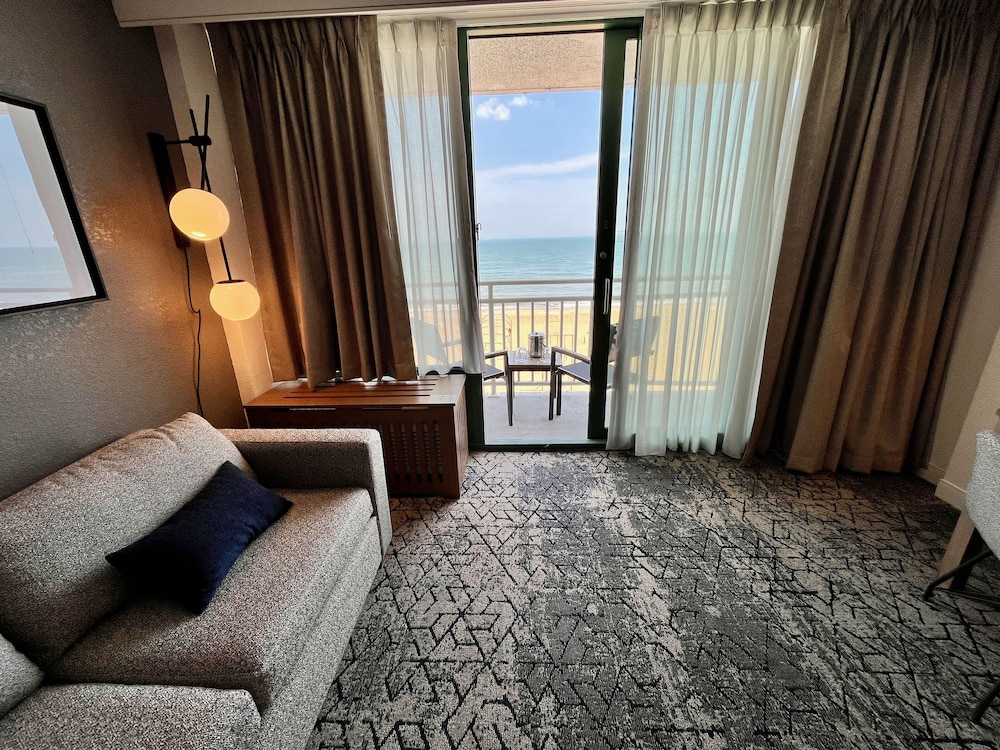 Room, 2 Queen Beds, Balcony, Oceanfront - Photo 17