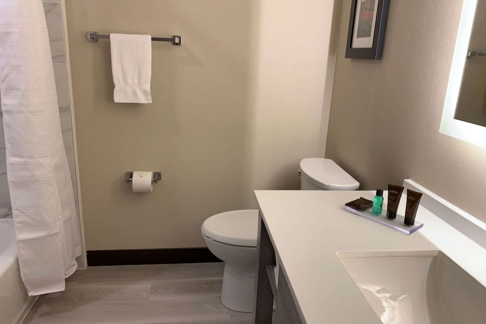 Deluxe Room, 2 Queen Beds, Non Smoking thumbnail 6