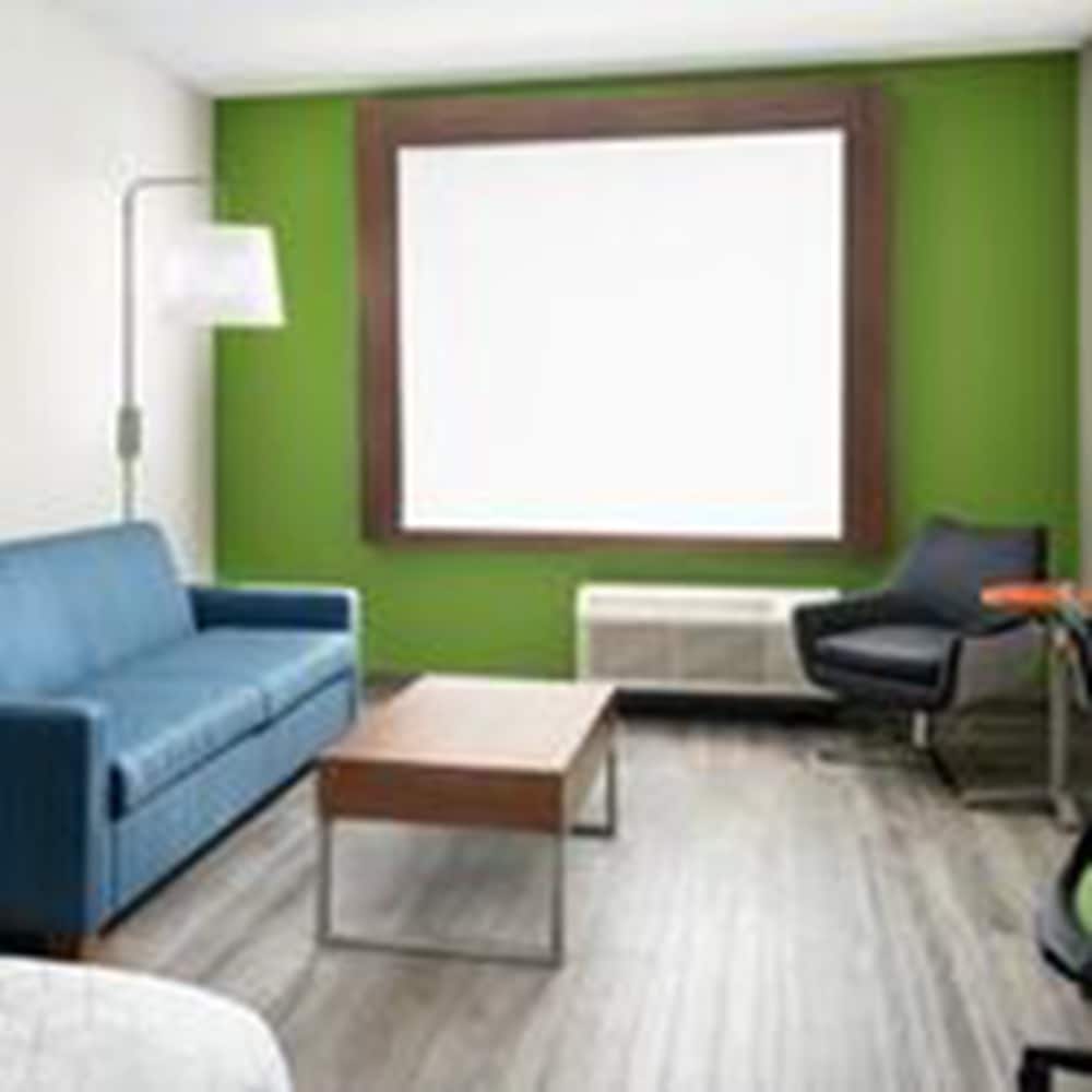 Suite, 1 King Bed, Accessible (Communications) - Photo 1