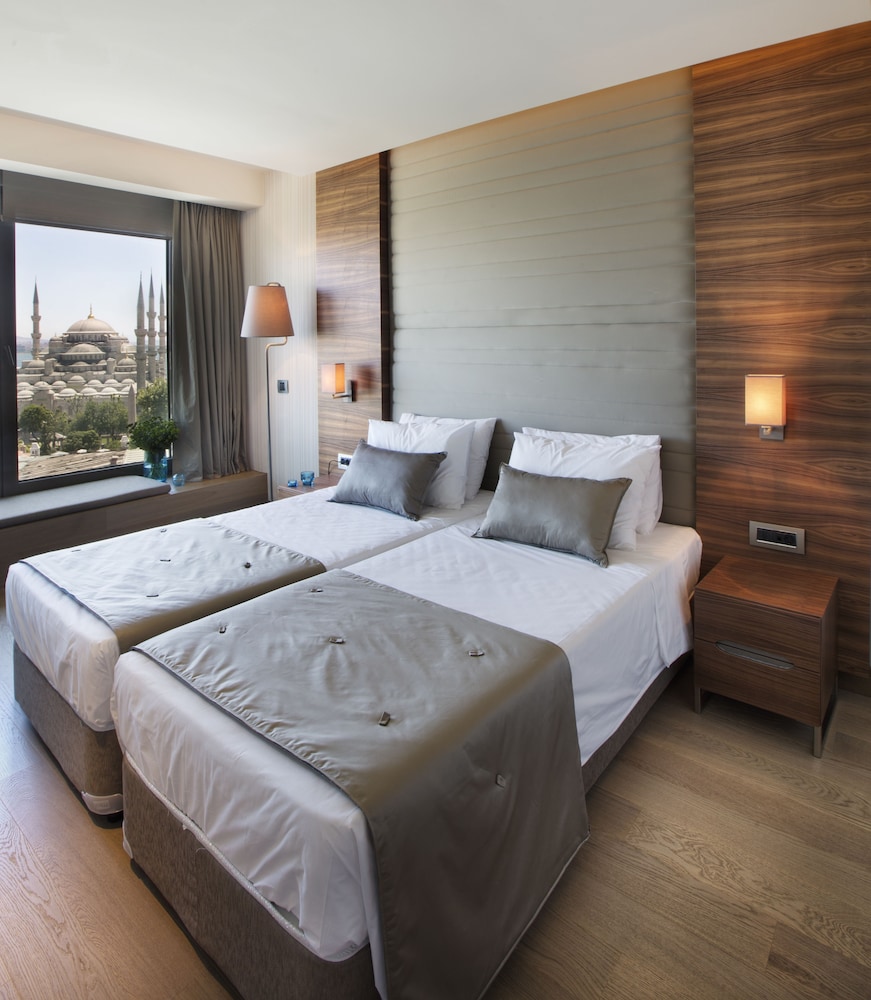 Corner Deluxe Room with Sea View thumbnail 5