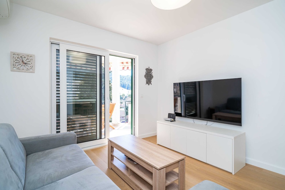 Apartment (Three Bedroom Apartment with Balcony)