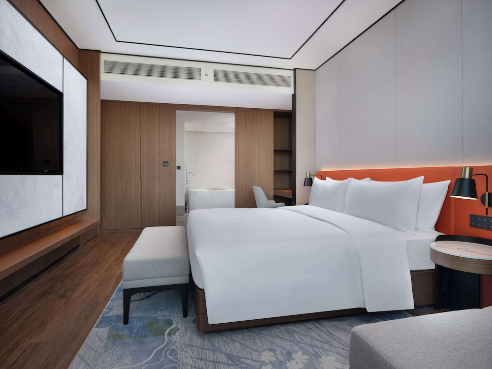 Suite, 1 King Bed, River View