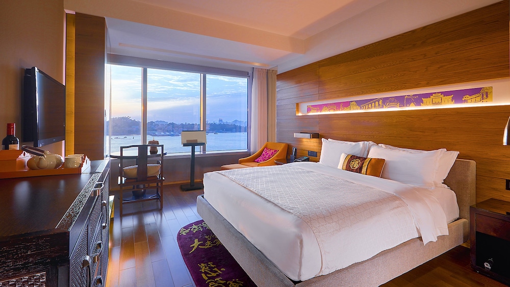 Standard Room, 1 King Bed, Sea View (High Floor) - Photo 1