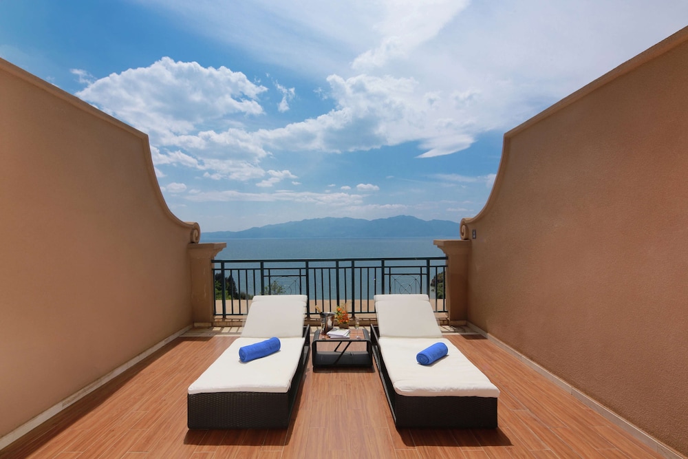 Premier Twin Room, Balcony photo 1