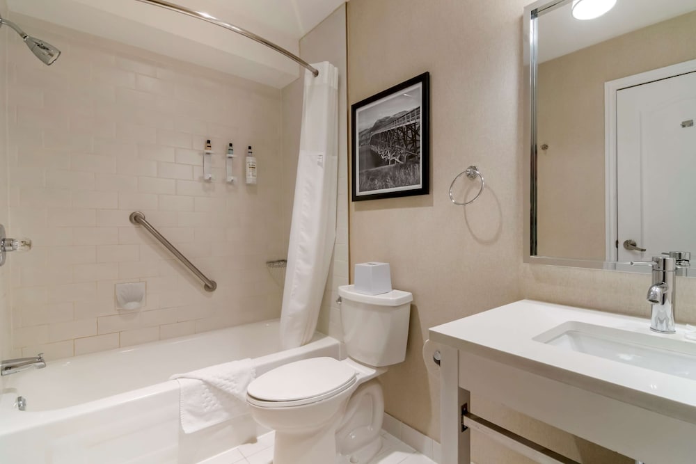 Standard Room, 2 Queen Beds, Non Smoking, Refrigerator & Microwave - Photo 4